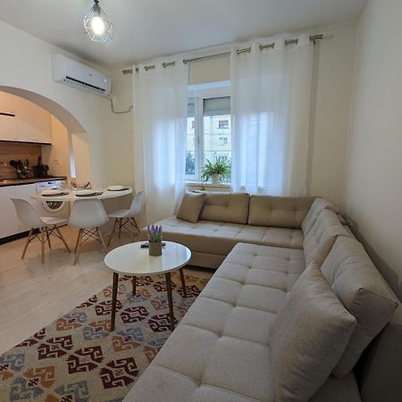Modern Cozy Apartment 10 Min Walk To Skanderbeg Square Tirana Exterior foto